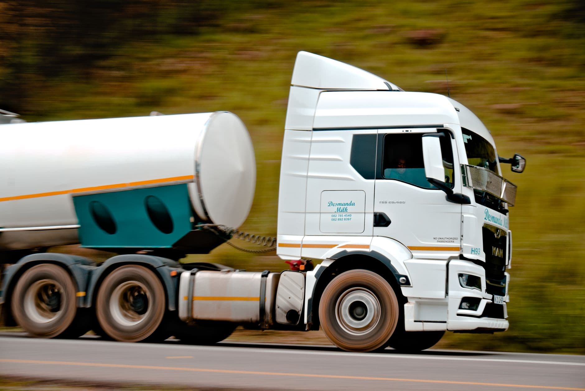 Hydrogen Fuel Cell Trucks: 2030 Reality vs. Hype for Fleet Adoption