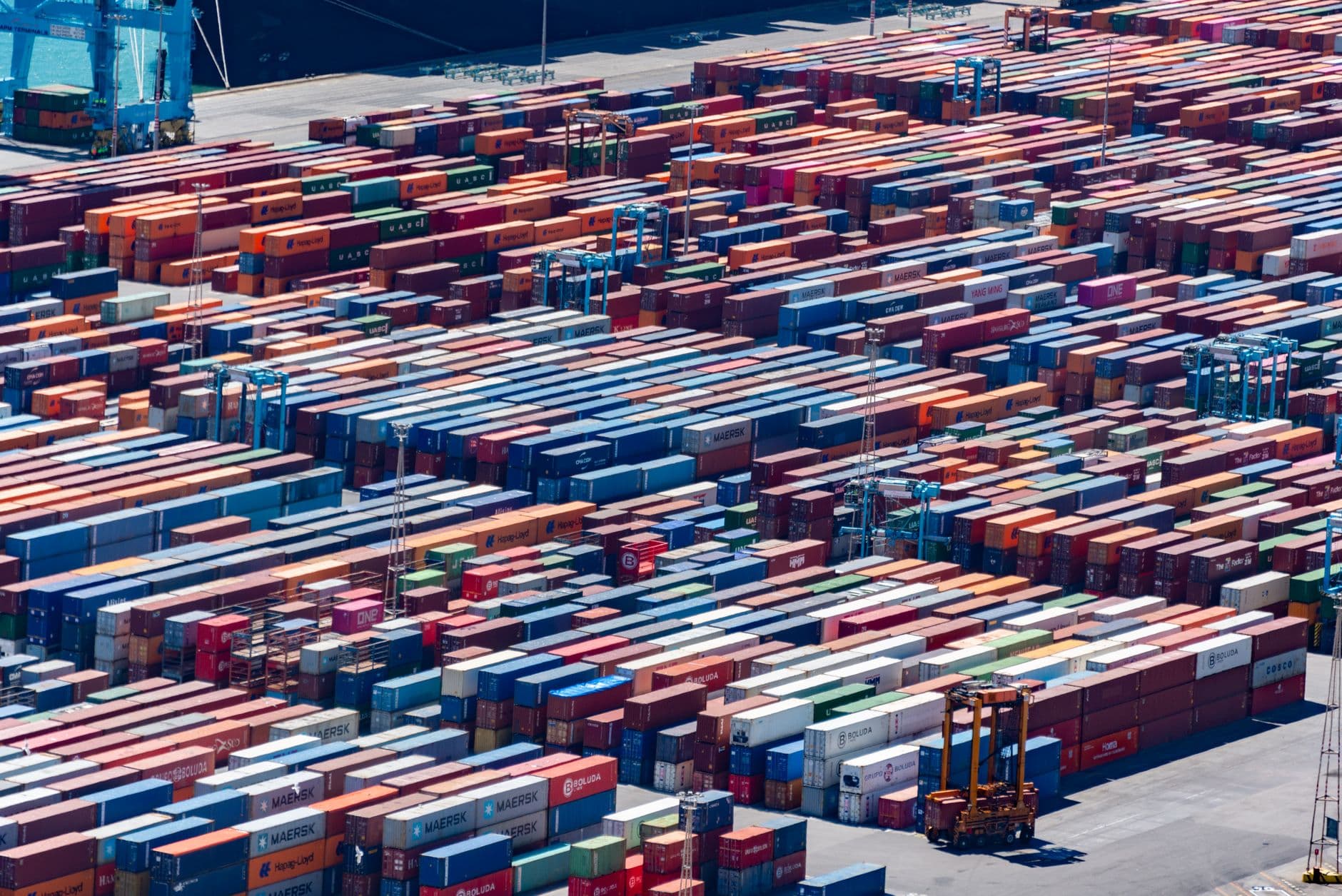 The 2025 Nearshoring vs Onshoring Playbook: Slash Supply Chain Costs & Delays