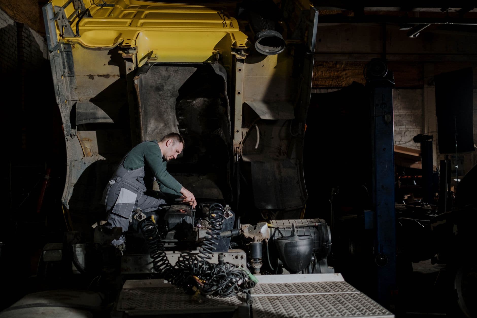 Engine Diagnostics Truck Breakdowns: Causes, Costs & The 2025 Expert Fix