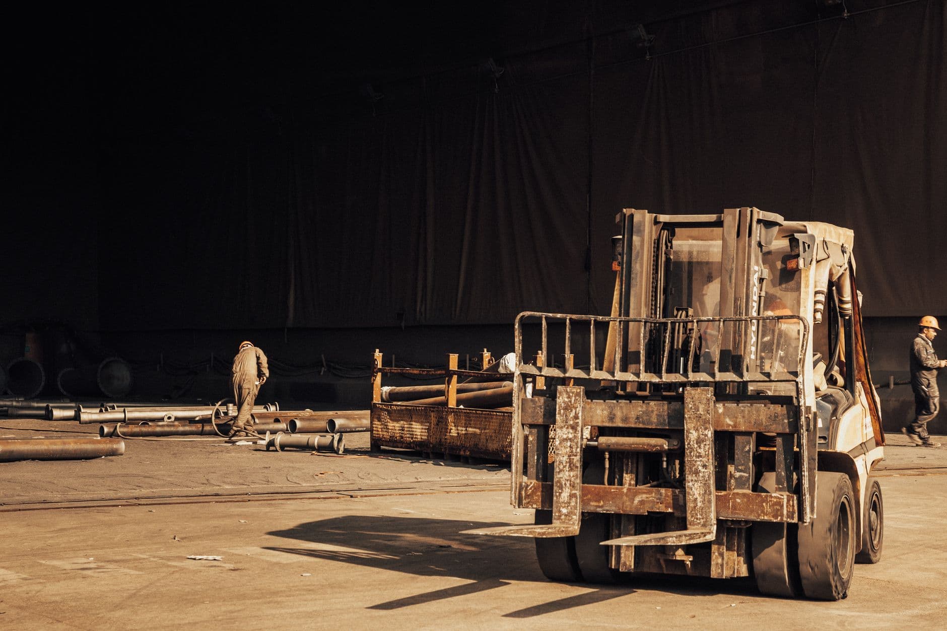 The 2025 Autonomous Forklifts & AGVs Playbook: Cut Labor Costs 20%