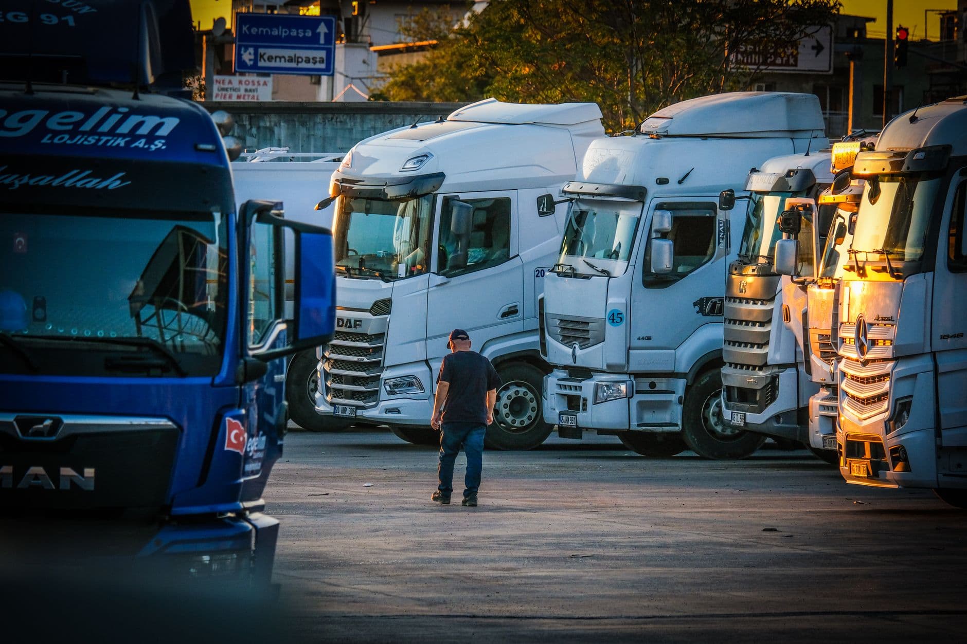 The 2025 Truck Driver Benefits Playbook: Attract Top Talent & Slash Turnover by 20%